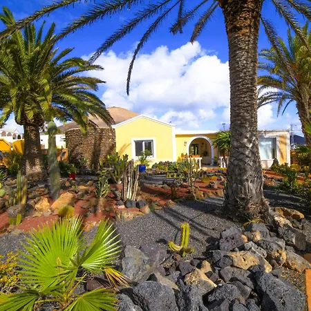 Madora-Lanzarote -Villa- Private Pool, Amazing Garden, Sea View, Quiet Location