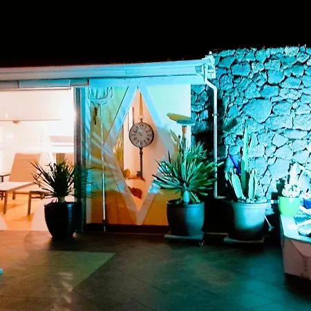 Madora-Lanzarote -Villa- Private Pool, Amazing Garden, Sea View, Quiet Location