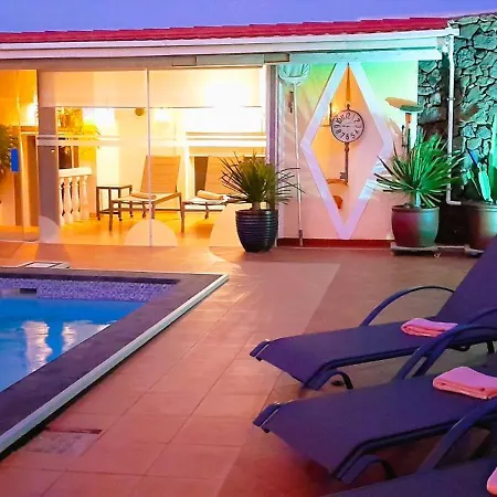 Madora-Lanzarote -Villa- Private Pool, Amazing Garden, Sea View, Quiet Location *