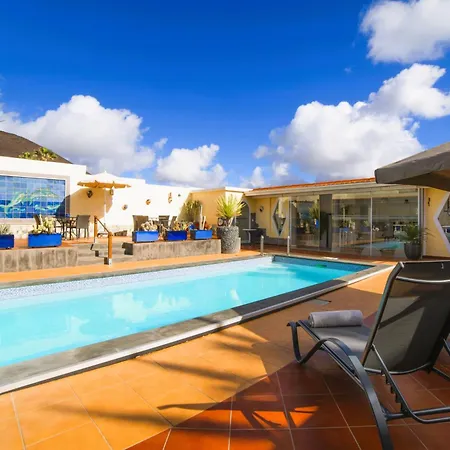 Madora-Lanzarote -Villa- Private Pool, Amazing Garden, Sea View, Quiet Location